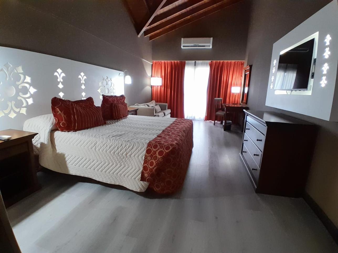 Howard Johnson Pilar Resort Spa & Convention Center Eksteriør billede