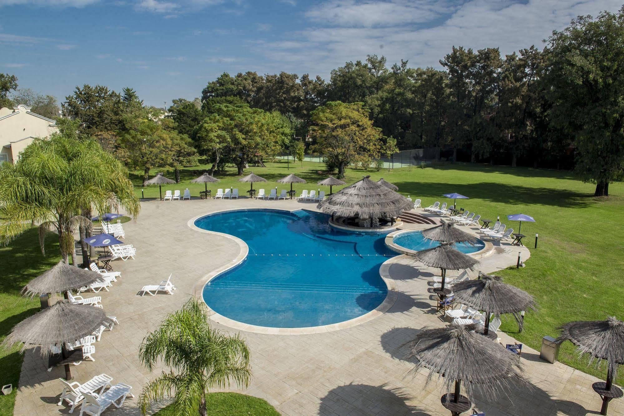 Howard Johnson Pilar Resort Spa & Convention Center Eksteriør billede