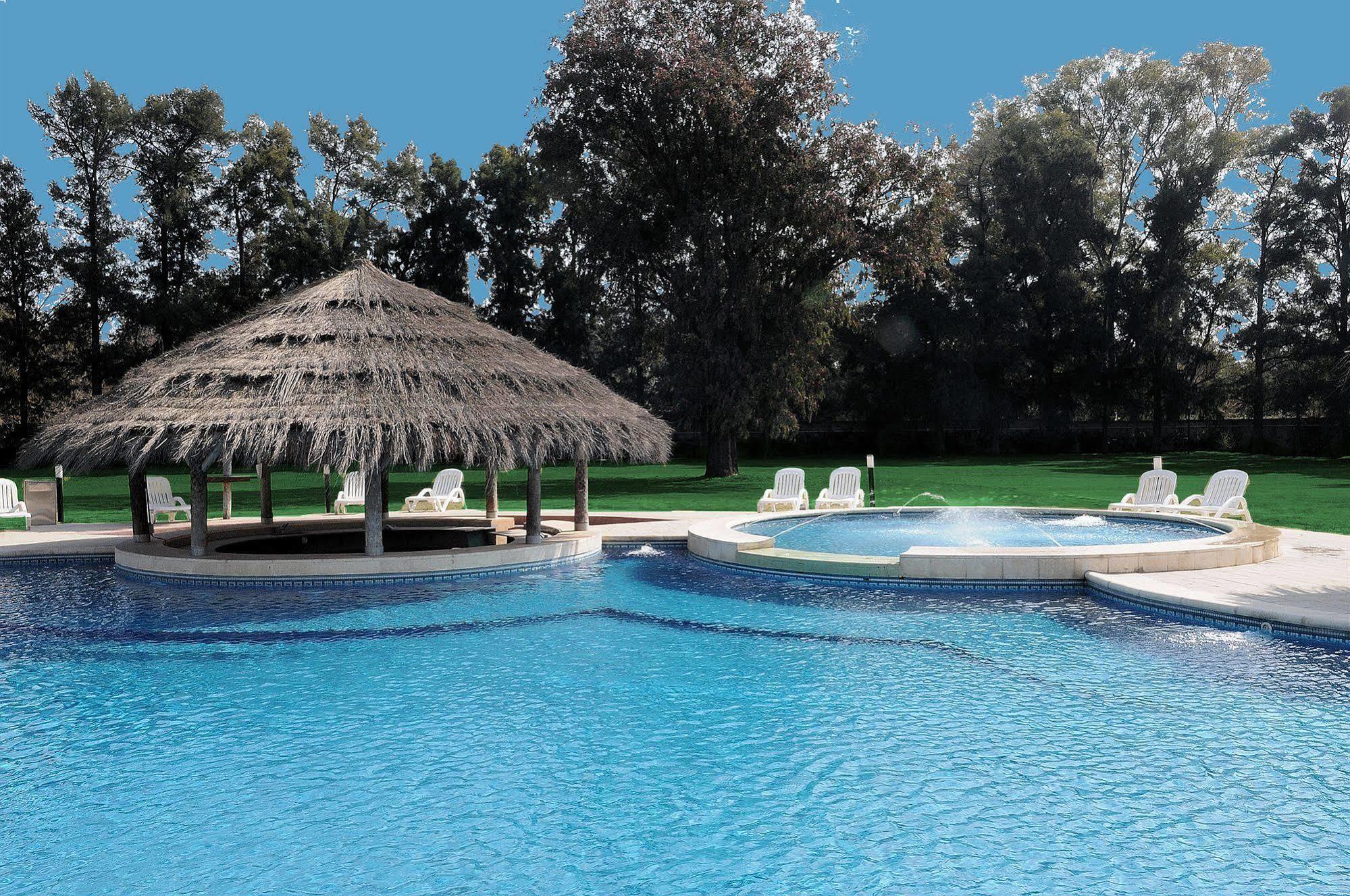 Howard Johnson Pilar Resort Spa & Convention Center Eksteriør billede